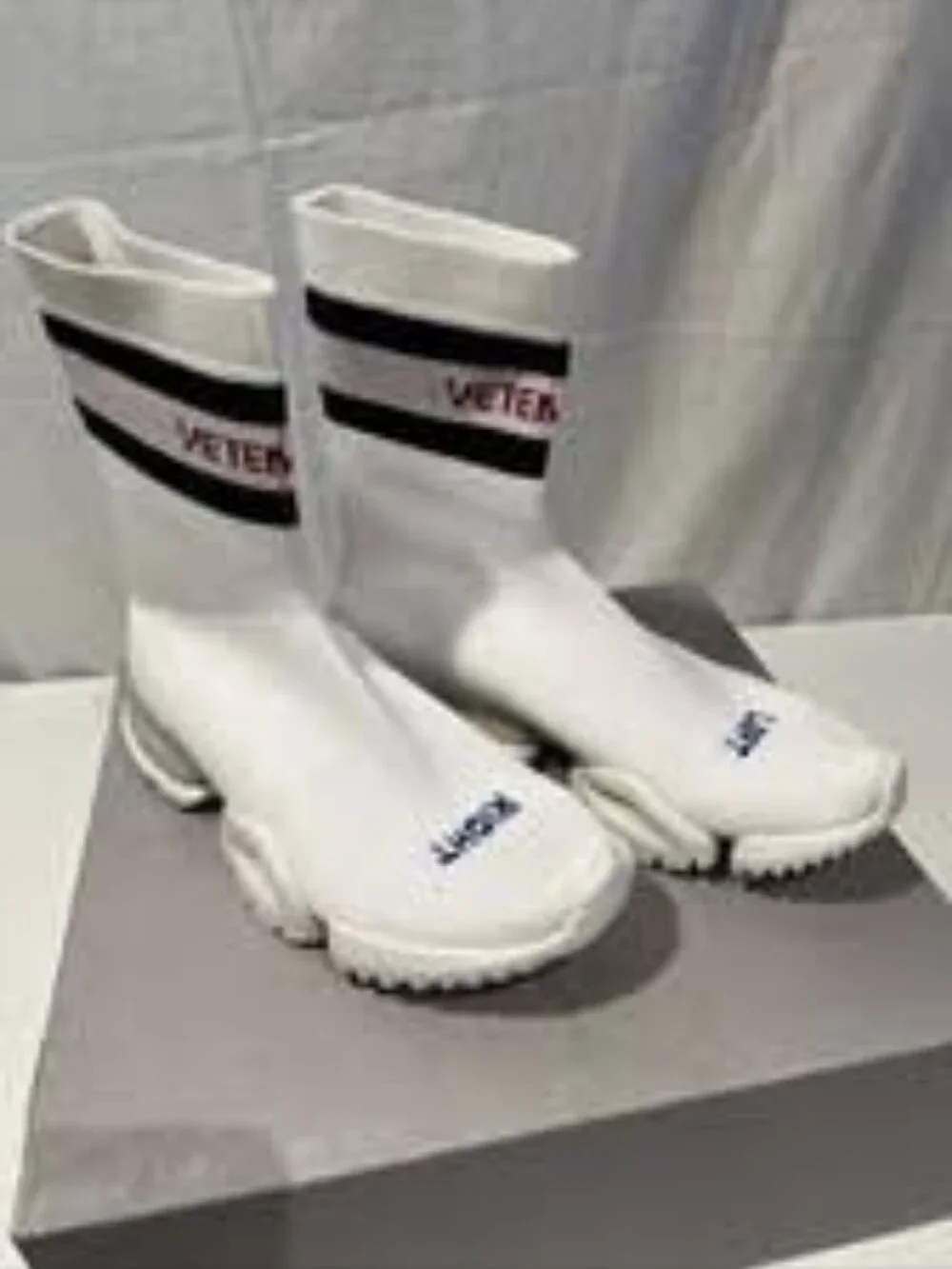 20-NIB VETEMENTS X REEBOK SOCK SNEAKERS- DUST BAGS INCLUDED - Picture 6 of 6